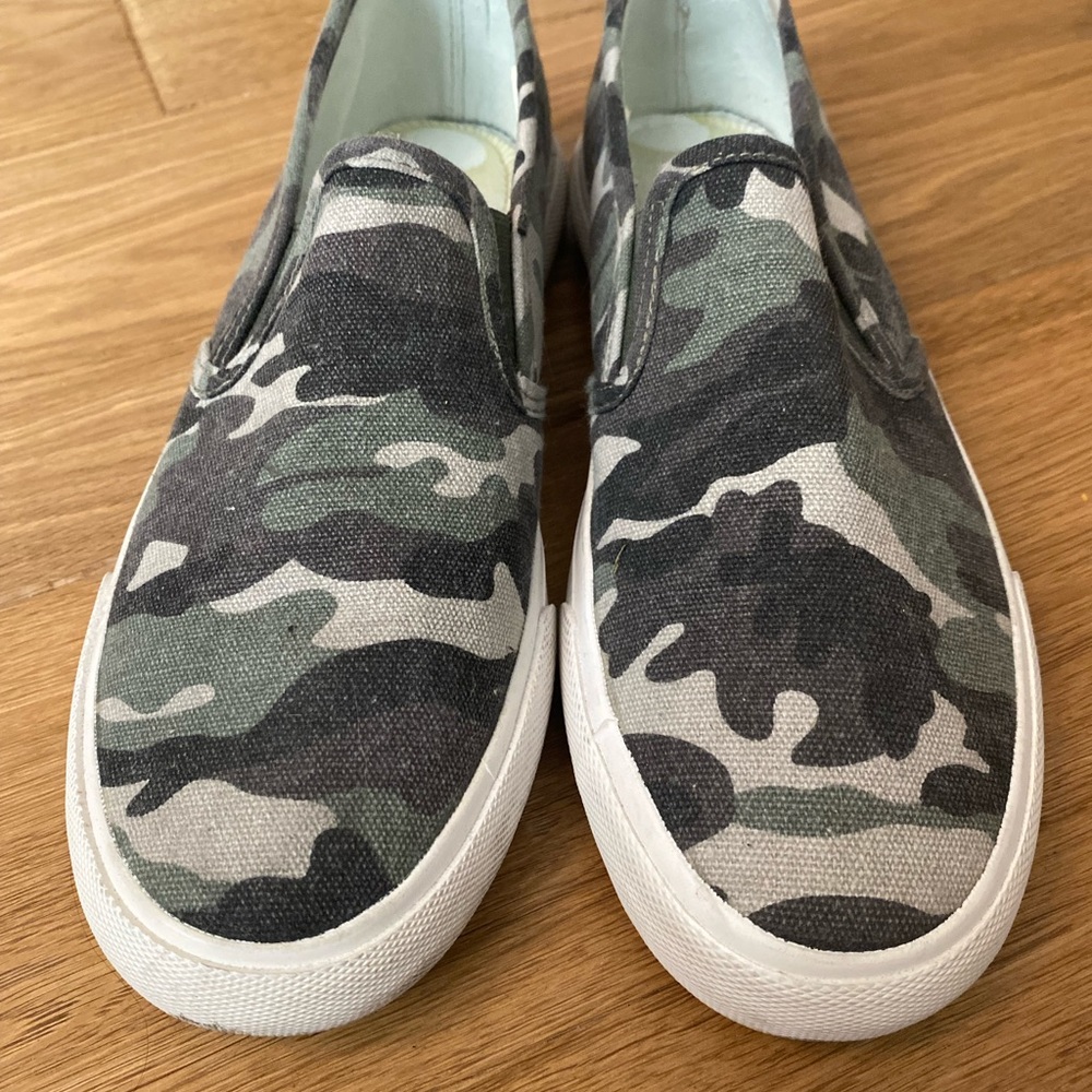 Camo sneakers by Tommy Bahama. GUC. Sz. 9